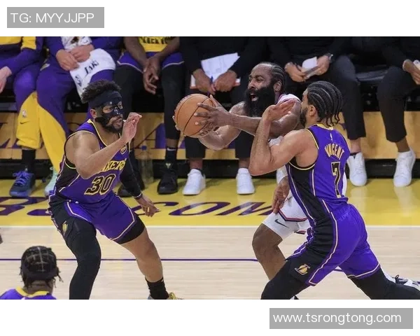 湖人对决快船精彩直播篮球赛事全程回顾与分析
